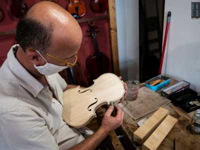 �D�altronde � sottolinea l�artigiano � chi si rivolge a un liutaio � perch� vuole uno strumento di una qualit� superiore rispetto a quello prodotto in serie: un violino artigianale � infatti unico e costruito su misura�